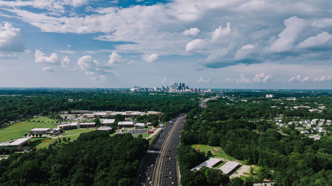 Vista aérea de Atlanta y la autopista