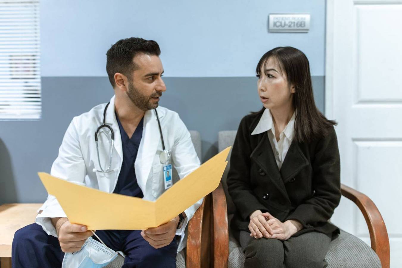 Médico hablando con una paciente
