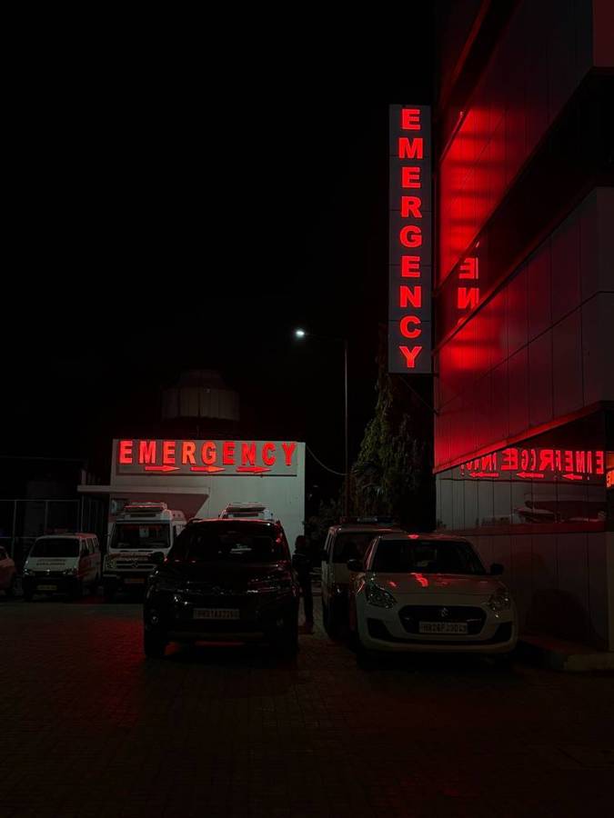 Entrada de emergencias de un hospital de noche