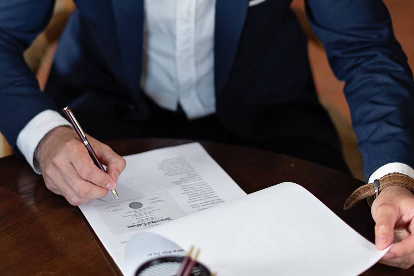 Persona revisando y firmando documentos